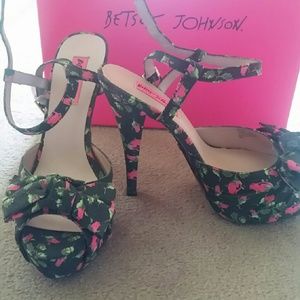 - Betsey Johnson platform stiletto floral nw…